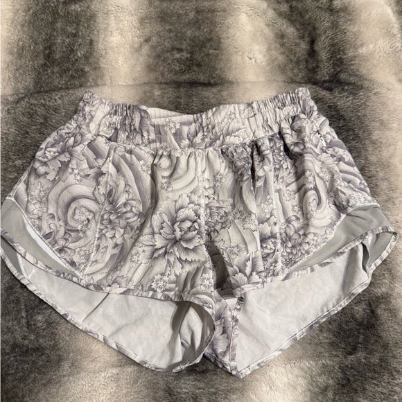 Lululemon Hotty Hot Shorts II 2.5” - Picture 2 of 8